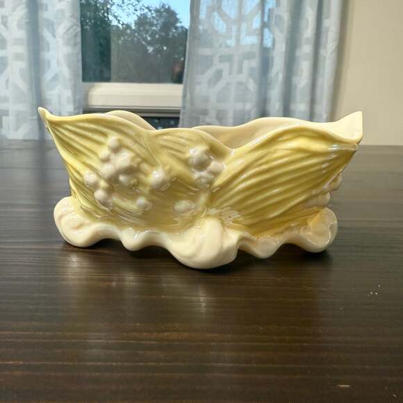 Belleek Lily of the Valley Plateau Cobb Lustre Cream & Yellow. - Picture 2 of 4